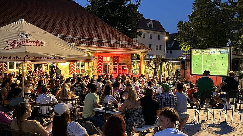 Zusammen ist man weniger allein&nbsp;&ndash; das gilt auch beim Fu&szlig;ballschauen. W&auml;hrend die Leute das Public-Viewing-Angebot wie hier in der Alten Wache auf dem Paradeplatz gut annehmen, meldet sich der Wirt nun mit einem Appell an seine G&auml;ste zu Wort.