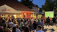 Zusammen ist man weniger allein&nbsp;&ndash; das gilt auch beim Fu&szlig;ballschauen. W&auml;hrend die Leute das Public-Viewing-Angebot wie hier in der Alten Wache auf dem Paradeplatz gut annehmen, meldet sich der Wirt nun mit einem Appell an seine G&auml;ste zu Wort.