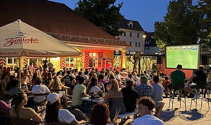 Zusammen ist man weniger allein&nbsp;&ndash; das gilt auch beim Fu&szlig;ballschauen. W&auml;hrend die Leute das Public-Viewing-Angebot wie hier in der Alten Wache auf dem Paradeplatz gut annehmen, meldet sich der Wirt nun mit einem Appell an seine G&auml;ste zu Wort.