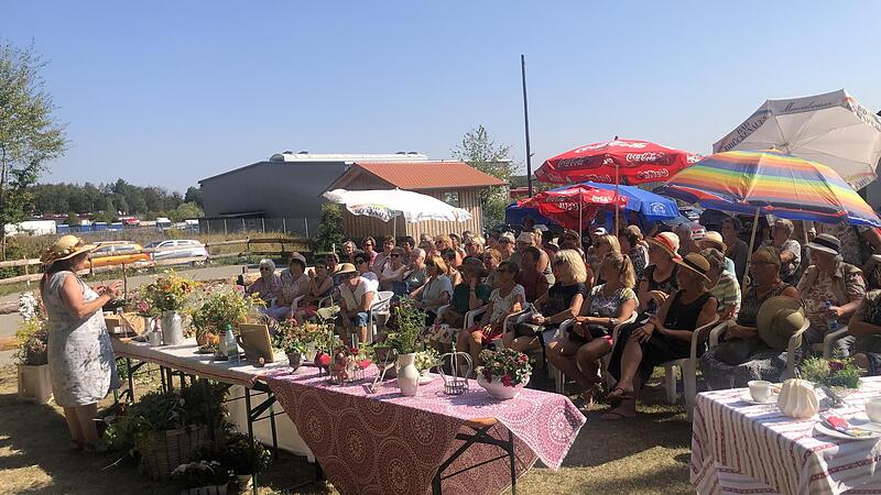 Die Vortr&auml;ge waren sehr gefragt, hier mit Margot Schottdorf.