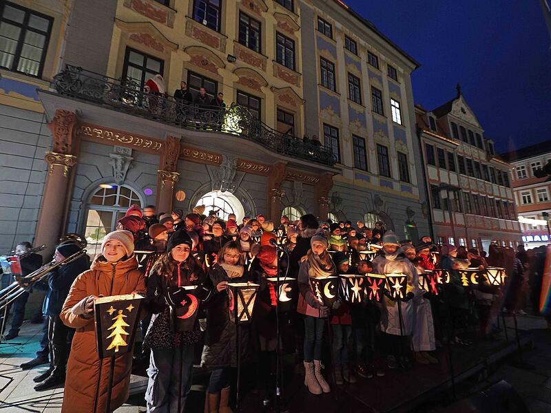 Musikalisch untermalt wurde der Abend von der Grundschule Neuses und dem Bezirksposaunenchor.&nbsp;