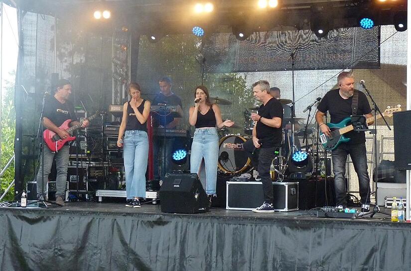Die Band &bdquo;ReAct&ldquo; bringt gute Stimmung an den Eisweiher in Adelsdorf.