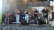 Die Band „ReAct“ bringt gute Stimmung an den Eisweiher in Adelsdorf. Die Band „ReAct“ bringt gute Stimmung an den Eisweiher in Adelsdorf.
