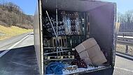 Ein Lastwagen kam am Mittwoch (19.03.2025)  ins Bankett und hat dabei seinen Kofferaufbau, beladen mit zwölf Tonnen Gemüse und Pilzen, verloren.