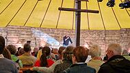 Gottesdienst unter dem Kreuz im Missio-Camp.