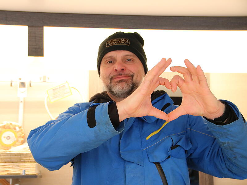 Timo Hippner in seinem K&auml;se-Verkaufsstand in der Coburger Innenstadt.