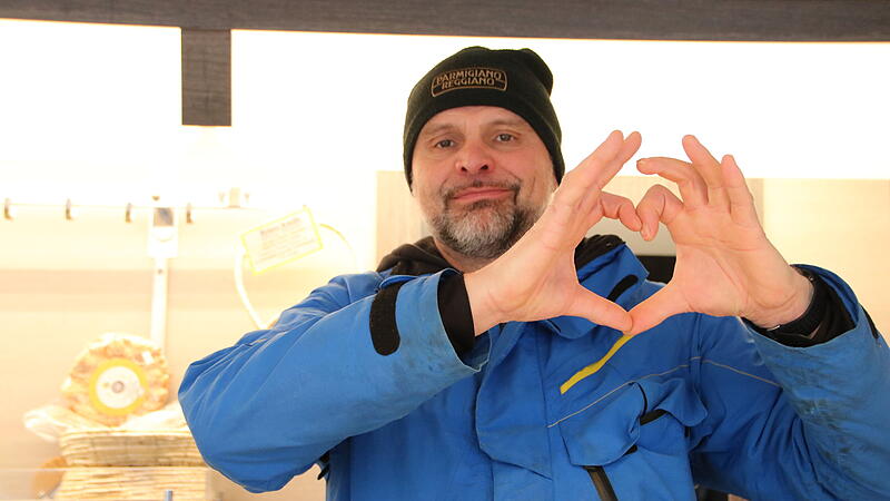 Timo Hippner in seinem K&auml;se-Verkaufsstand in der Coburger Innenstadt.