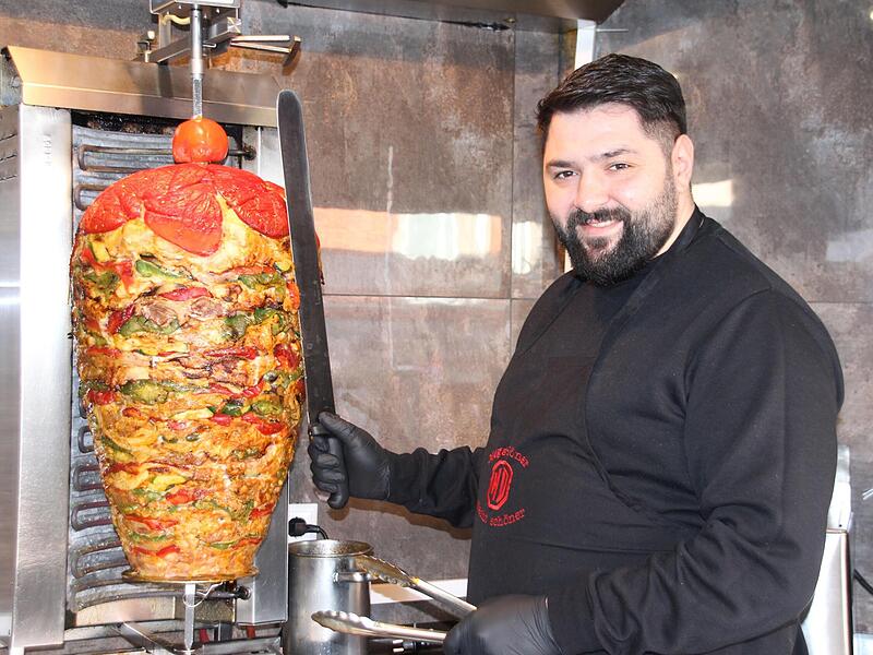Alican Kocukcusoy ist erleichtert: Sein &bdquo;Mega-D&ouml;ner&ldquo; in Coburg bleibt erhalten.