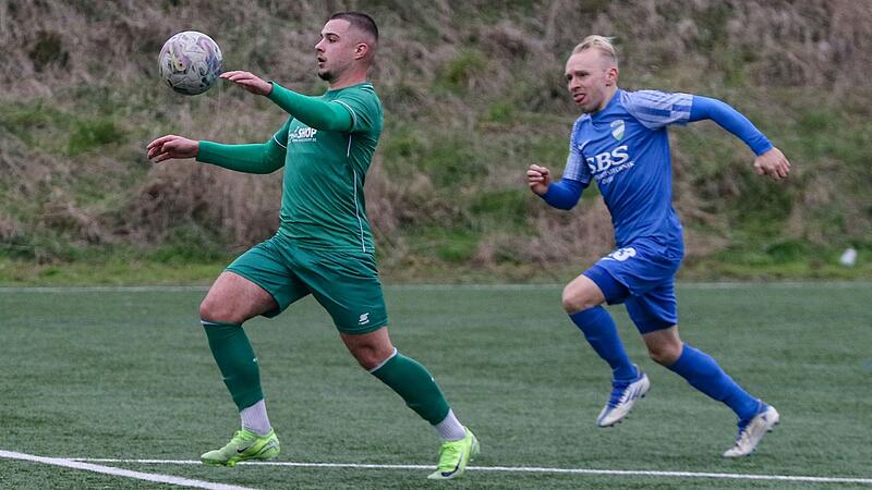 Nachlaufen mussten die Gegner zuletzt dem TSV Abtswind vor allem auf dessen Platz. Die Abtswinder haben ihre vorherigen vier Heimspiele gewonnen. In dieser Szene behauptet sich Vladislav Ursu (links) vom TSV Abtswind gegen Pascal Vuckov vom FC Eintracht M&uuml;nchberg.