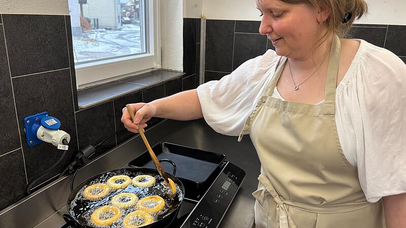 Monika Nagengast aus Schlammersdorf in ihrem Element: In ihrer kleinen Backstube stellt sie k&ouml;stliches Schmalzgeb&auml;ck her.