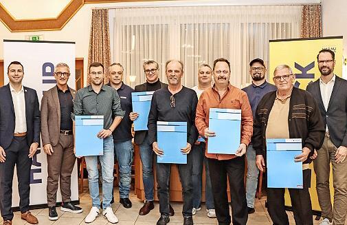 Von links: Geschäftsführer Markus Schmitt, Geschäftsführer Edgar Endres, Lukas Bornkessel, Martin Ruppert, Thomas Eger, Martin Jungklaus, Thomas Müller, Andreas Ludwig Schmitt, Steven Wenning, Gebhardt Voll, Geschäftsführer Stefan Falkenberg.