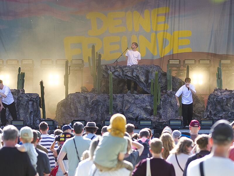 Deine Freunde EggolsheimForchheim & Fränkische Schweiz Deine Freunde auf Jägersburg in Eggolsheim: Strahlender Sonnenschein, atemberaubende Kulisse – und ein tanzenswertes Konzert der „besten Kinderband der Welt“.