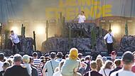 Deine Freunde auf J&auml;gersburg in Eggolsheim: Strahlender Sonnenschein, atemberaubende Kulisse &ndash; und ein tanzenswertes Konzert der &bdquo;besten Kinderband der Welt&ldquo;.