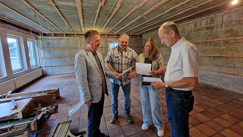 Baustellenbesprechung : Pastoralreferent Bernhard Hopf (links) bespricht mit Mitgliedern des Arbeitskreises die Pl&auml;ne f&uuml;r das Kirchenzentrum Wildflecken. Mit im Bild Jochen Gundelach (Kirchenpfleger), Uschi Weikard (Hausmanagerin) und Udo Kisser (Mitglied Ausschuss Kirchenzentrum).