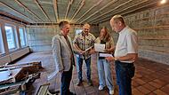 Baustellenbesprechung : Pastoralreferent Bernhard Hopf (links) bespricht mit Mitgliedern des Arbeitskreises die Pl&auml;ne f&uuml;r das Kirchenzentrum Wildflecken. Mit im Bild Jochen Gundelach (Kirchenpfleger), Uschi Weikard (Hausmanagerin) und Udo Kisser (Mitglied Ausschuss Kirchenzentrum).