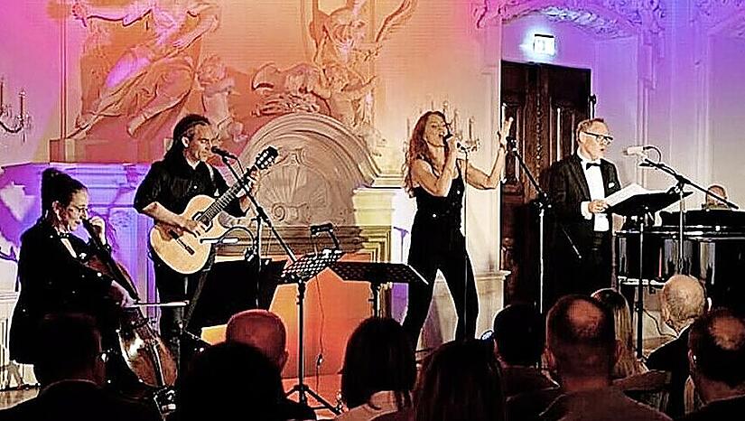 Suzan Baker (Mitte) und Malte M&uuml;ller (Zweiter von rechts) verschmelzen unterschiedliche Musikrichtungen.