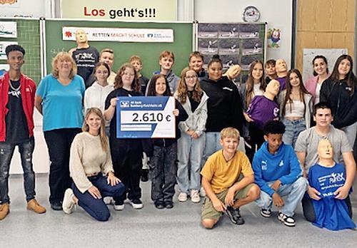 Sch&uuml;ler der M8 mit der Erste-Hilfe-Ausbilderin Hildegard Speckner (2.&nbsp;v.&nbsp;l.) bei der &Uuml;bergabe der Reanimations-Ausstattung mit der Mitarbeiterin der VR-Bank Ebermannstadt (vorne l.)