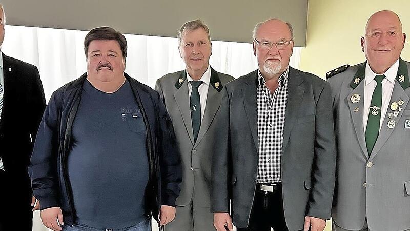 Erster B&uuml;rgermeister Timo Ehrhardt, Reinhard Treuner, Gerd Baumann, Wolfgang Schmidt (alle 50 Jahre), Erster Sch&uuml;tzenmeister Johannes Haase bei der Generalversammlung