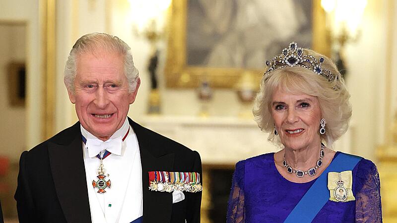 Charles III. – hier mit seiner Frau Camilla – ist seit 100 Tagen König von Großbritannien. Im Mai 2023 wird er gekrönt.