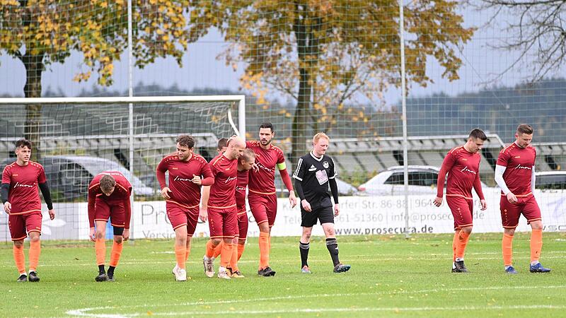 Die Ebersdorfer um Kapit&auml;n Patrick Heidenreich (Zweiter von rechts) d&uuml;rften sich am vergangenen Spieltag zum Schluss ge&auml;rgert haben. Sie haben ihre 2:0-F&uuml;hrung in Hirschaid aus der Hand gegeben und sich sozusagen selbst besiegt.