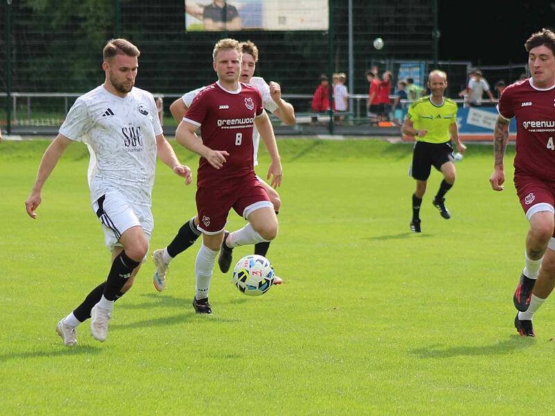 Ricardo König (weißes Trikot) traf doppelt für Coburg. Ricardo König (weißes Trikot) traf doppelt für Coburg.