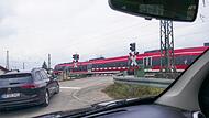 Der Übergang mit Halbschranke erscheint der Bahn als zu gefährlich.