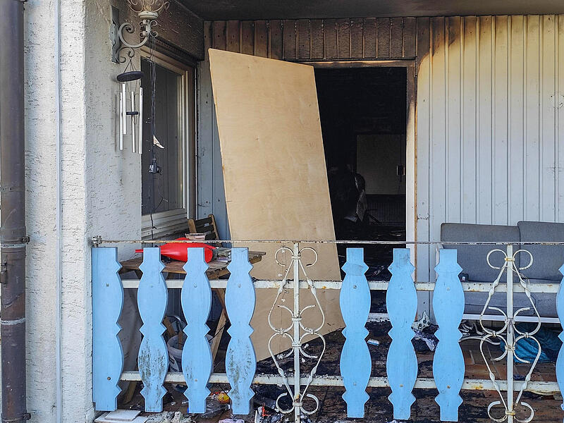 Die schwarzen Brandflecken über dem Türeingang zeigen, mit welcher Wucht die Flammen die Haushälfte der Familie Pertsch demoliert haben.