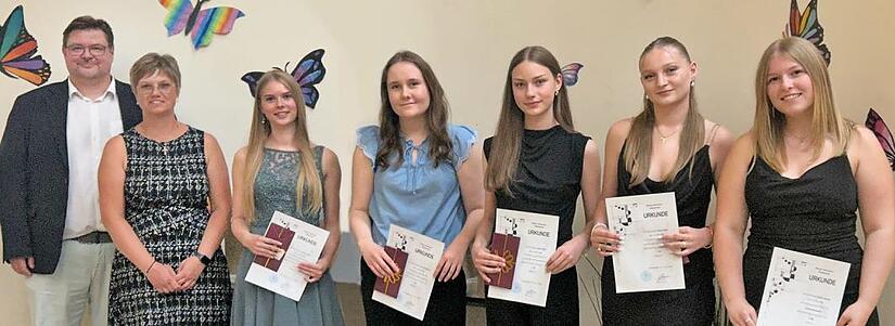 Die Schulleitung zeichnete die Besten der Klassen 10a, 10b und 10c aus. Die Schulleitung zeichnete die Besten der Klassen 10a, 10b und 10c aus.