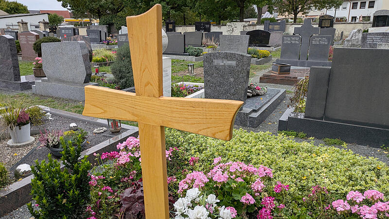Der Friedhof in H&ouml;chstadt. Der Trend der Zeit geht weg von der klassischen Erdbestattung mit Sarg.