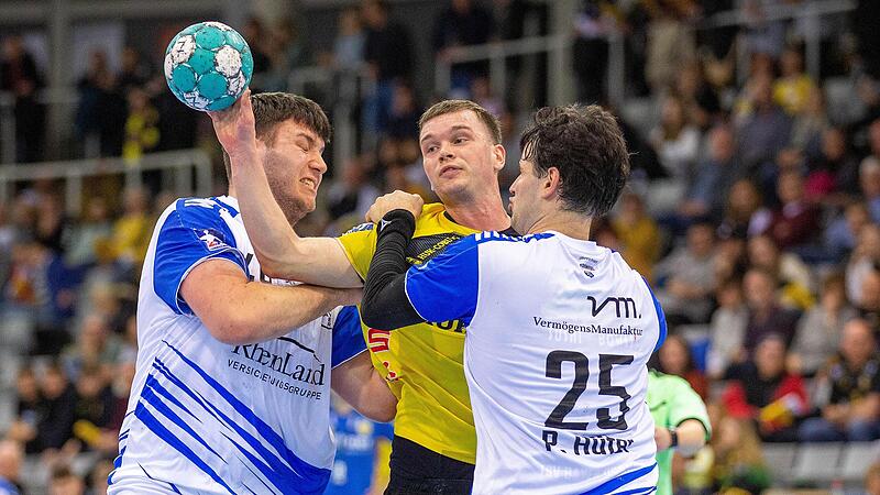 Hier geblieben: Coburgs Spielmacher Tumi Steinn Runarsson (M.) wird von den Dormagenern Mislav Grgic (li.) und Patrick H&uuml;ter (re.) gestoppt. Gegen L&uuml;beck-Schwartau wollen Runarsson und der HSC endlich wieder einen Heimsieg  holen.