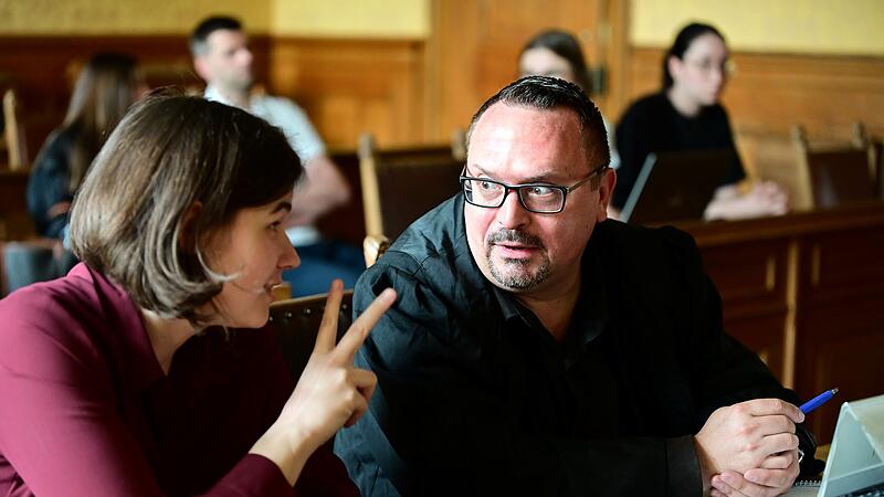 Ramona aus Hof und ihr Rechtsanwalt Volker Loeschner sind zufrieden mit der Entwicklung des Prozesses gegen den Pharmariesen AstraZeneca. Ramona aus Hof und ihr Rechtsanwalt Volker Loeschner sind zufrieden mit der Entwicklung des Prozesses gegen den Pharmariesen AstraZeneca.