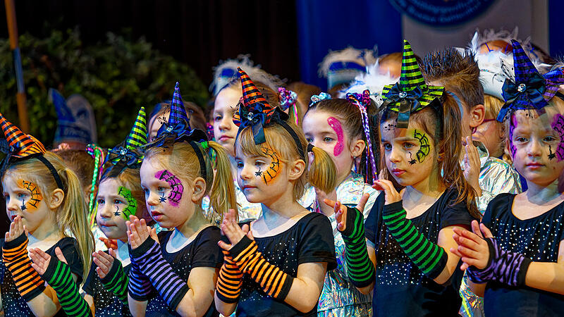 Die Heinrich‑Lades‑Halle in Erlangen war nahezu ausverkauft, als die Brucker Ga&szlig;henker ihre Faschingsgala feierten.