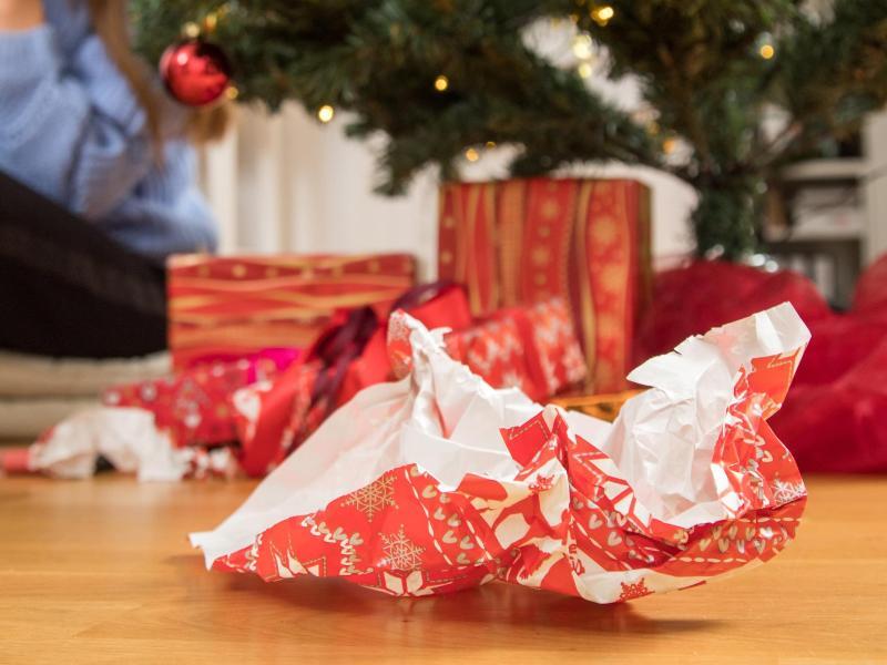 So wird Geschenkpapier entsorgt