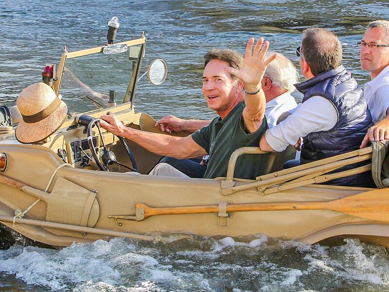Michael Stoschek in seinem Amphibienfahrzeug auf der Bamberger Regnitz – ein Ereignis zwischen Kult und Kontroverse.