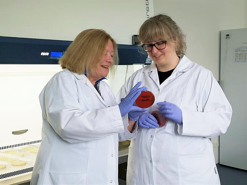 Elisabeth Müller (links) und Biologin Eva Maria Kalbhenn im Phagenlabor Elisabeth Müller (links) und Biologin Eva Maria Kalbhenn im Phagenlabor