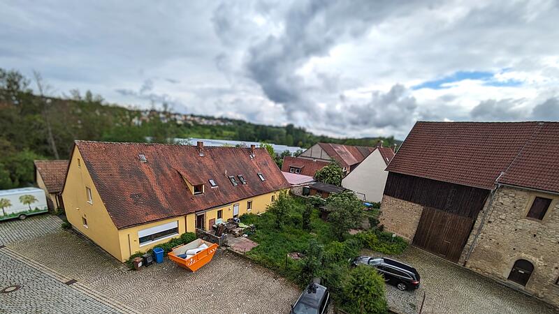 Anstelle des inzwischen leerstehenden Wohnhauses neben der Zehntscheune k&ouml;nnte ein Erweiterungsbau f&uuml;r die Feuerwehr entstehen. Daf&uuml;r m&uuml;ssen allerdings noch ein paar Probleme aus dem Weg ger&auml;umt werden.