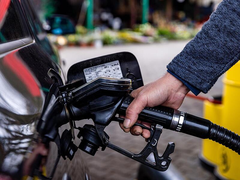 Mit der zum 1. Mai geplanten Senkung der Mineral&ouml;lsteuer will die Bundesregierung die Wucht des Kostenanstiegs an der Tankstelle d&auml;mpfen.