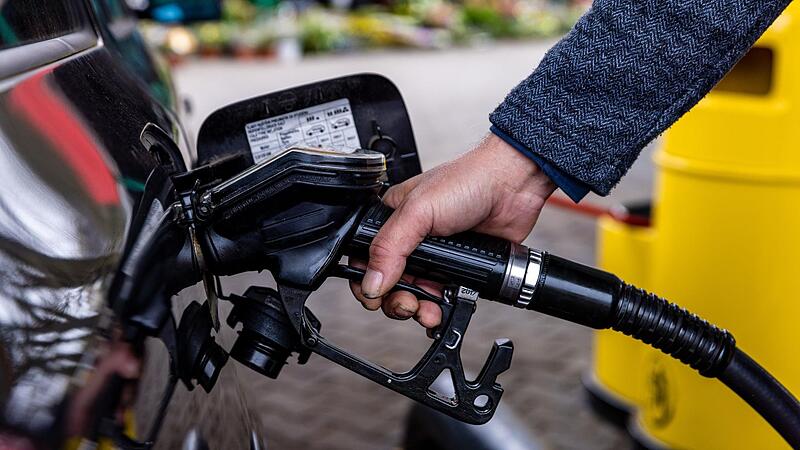 Mit der zum 1. Mai geplanten Senkung der Mineral&ouml;lsteuer will die Bundesregierung die Wucht des Kostenanstiegs an der Tankstelle d&auml;mpfen.