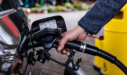 Mit der zum 1. Mai geplanten Senkung der Mineral&ouml;lsteuer will die Bundesregierung die Wucht des Kostenanstiegs an der Tankstelle d&auml;mpfen.