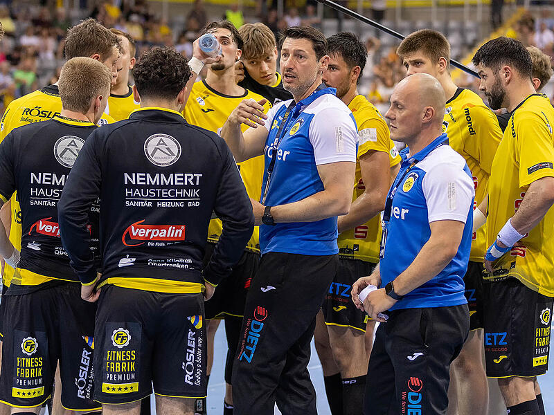 Lagebesprechung: Der HSC 2000 Coburg misst sich zu Beginn der Saison 2026/27 gleich mit der direkten Konkurrenz um die Spitzenplätze. Lagebesprechung: Der HSC 2000 Coburg misst sich zu Beginn der Saison 2026/27 gleich mit der direkten Konkurrenz um die Spitzenplätze.