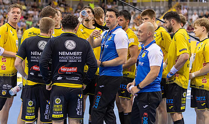 Lagebesprechung: Der HSC 2000 Coburg misst sich zu Beginn der Saison 2026/27 gleich mit der direkten Konkurrenz um die Spitzenpl&auml;tze.