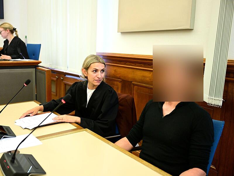 Rechtsanw&auml;ltin Carolin Redai aus Bamberg und der Angeklagte kurz vor Prozessbeginn