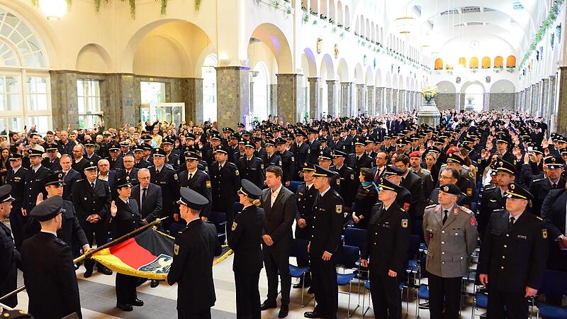 180 Bundespolizeianwärter und -anwärterinnen sind in der Wandelhalle in Bad Kissingen vereidigt worden.
