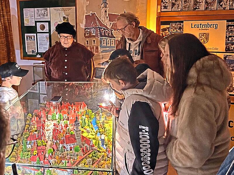 B&uuml;rgermeister Roland Wolfrum stellte den Besuchern das mittelalterliche Stadtsteinach vor.Klaus R&ouml;&szlig;ner