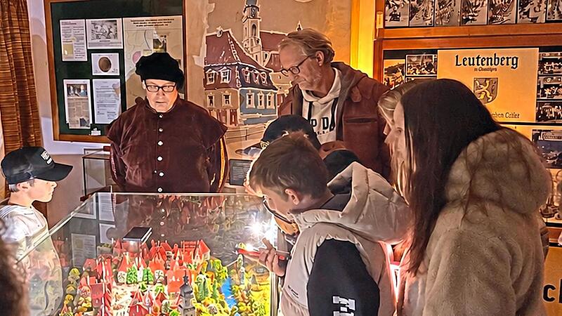 B&uuml;rgermeister Roland Wolfrum stellte den Besuchern das mittelalterliche Stadtsteinach vor.Klaus R&ouml;&szlig;ner