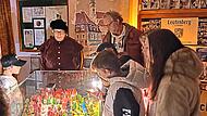 B&uuml;rgermeister Roland Wolfrum stellte den Besuchern das mittelalterliche Stadtsteinach vor.Klaus R&ouml;&szlig;ner
