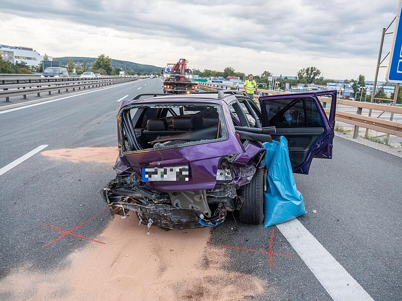 Die Lebensgefährtin des Geschädigten wollte die Flucht des Verursachers nicht hinnehmen und verfolgte ihn.Forchheim & Fränkische Schweiz Die Lebensgefährtin des Geschädigten wollte die Flucht des Verursachers nicht hinnehmen und verfolgte ihn.Forchheim & Fränkische Schweiz