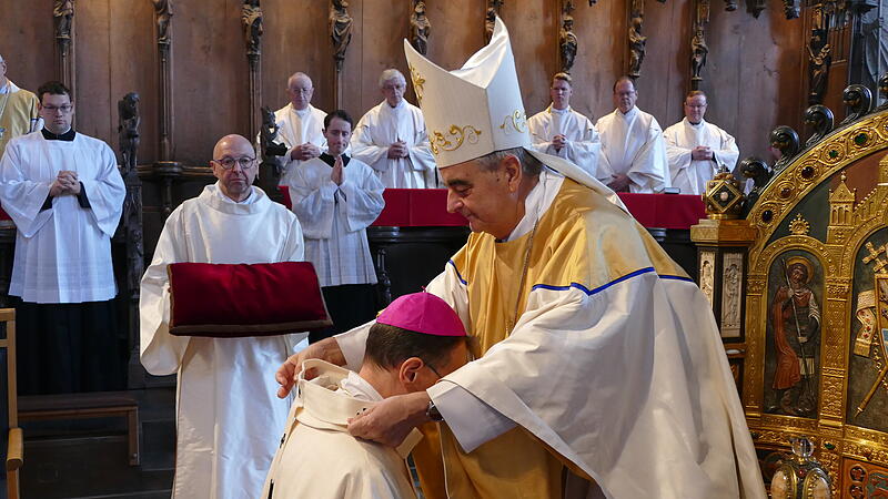Der päpstliche Botschafter in Deutschland, Erzbischof Nikola Eterovic, legte Erzbischof Herwig Gössl das Pallium um.