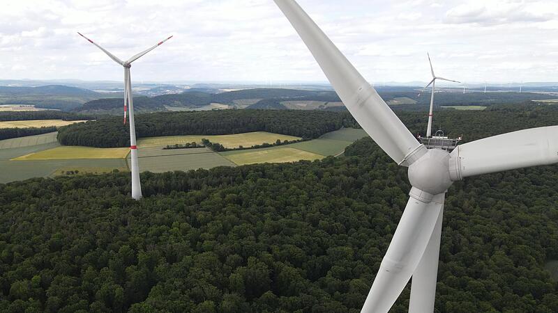 Gerade Windräder im Wald – wie hier bei Sulzthal – stehen in der Kritik, weil dafür Bäume gefällt werden. Allerdings gibt es Ausgleichsmaßnahmen.