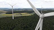 Gerade Windräder im Wald – wie hier bei Sulzthal – stehen in der Kritik, weil dafür Bäume gefällt werden. Allerdings gibt es Ausgleichsmaßnahmen.
